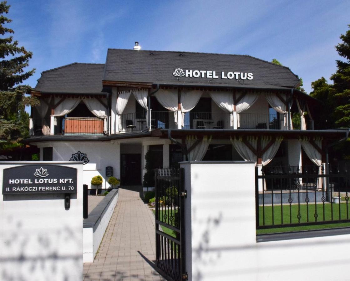 Hotel Lotus Halasztelek Exterior photo